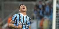 <p>Vargas dificilmente ficará no Grêmio para 2014; interessado, Santos tenta convencer o Napoli a ceder o chileno por empréstimo novamente</p>  Foto: Luciano Leon / Futura Press