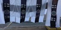 Bandeiras com quatro Copas Libertadores são vendidas no centro de Assunção a R$ 25  Foto: Dassler Marques / Terra
