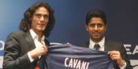 <p>Dono do PSG já gastou R$ 190 milhões para contratar Edinson Cavani nesta temporada</p>  Foto: AP