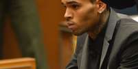 <p>Chris Brown durante audiência que revogou temporariamente sua liberdade condicional, na segunda-feira (15)</p>  Foto: Getty Images 