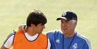 Kak&aacute; e Ancelotti conversaram animadamente no treino de segunda-feira no Real Madrid  Foto: EFE
