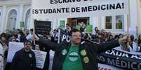 <p>Médicos criticaram a ampliação do curso de medicina durante protesto em Porto Alegre</p>  Foto: Daniel Boucinha / Futura Press