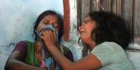 Mães choram a morte de seus filhos após contaminação alimentar em Chapra  Foto: Reuters