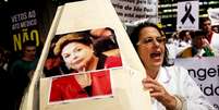 <p>Em protesto em S&atilde;o Paulo, manifestantes exibiram caix&otilde;es com rostos dos ministro Alo&iacute;zio Mercadante e Alexandre Padilha, al&eacute;m da presidente Dilma Rousseff</p>  Foto: Bruno Santos / Terra