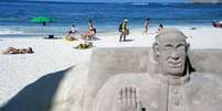 Papa Francisco ganhou sua própria escultura de areia na praia de Copacabana  Foto: AFP