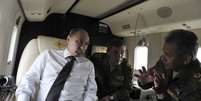 <p>Putin conversa com militares ap&oacute;s observar exerc&iacute;cios na regi&atilde;o de Zabaykalsky nesta quarta-feira</p>  Foto: Reuters