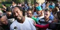 Charles Ramsey é fotografado durante a entrevista que o tornou um herói local   Foto: AP