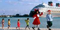 A Castaway Cay é a ilha da Disney Cruise Line, nas Bahamas. Com praias exclusivas para adultos e crianças e atividades esportivas e de entretenimento, a ilha foi cenário do filme Splash  Uma Sereia em Minha Vida, com Tom Hanks e Daryl Hannah   Foto: Disney Cruise Line/Divulgação