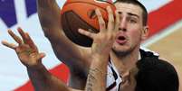 <p>Antes de fechar com os Celtics, Faverani (com a bola) realizou vários treinamentos privados com técnicos de várias equipes da NBA</p>  Foto: AFP