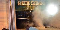 Coquetéis molotov foram lançados e a porta do prédio foi arrombada  Foto: Daniel Ramalho / Terra