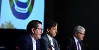 <p>Diretor de marketing da Fifa, Therry Weil (&agrave; esquerda)&nbsp;refor&ccedil;ou import&acirc;ncia de Brasil cumprir prazo de entrega dos est&aacute;dios para a Copa de 2014</p>  Foto: Fernando Borges / Terra