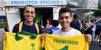 <p>Os amigos Luís (esq) e Mateus com a camisa do Papa Francisco</p>  Foto: Daniel Ramalho / Terra