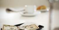 <p>Dar moedas em bares e cafés é melhor opção para gorjetas</p>  Foto: Getty Images 