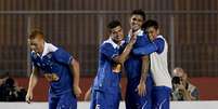 <p>Cruzeiro comemora um dos tr&ecirc;s gols de Luan</p>  Foto: Ricardo Matsukawa / Terra
