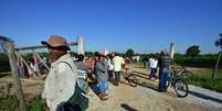 Cerca de 100 ex-moradores do terreno do Pinheirinho em S&atilde;o Jos&eacute; dos Campos (SP), retornam ao local e fazem um ato simb&oacute;lico entrando no terreno e exigindo as casas prometidas pelos governos estadual e municipal na manh&atilde; desta sexta-feira  Foto: Lucas Lacaz Ruiz / Futura Press