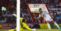 <p>Casemiro "chapelou" um defensor antes de o seu primeiro gol com a camisa do Real Madrid</p>  Foto: AFP