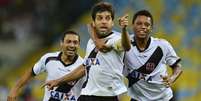 <p>Após fazer o gol, Juninho apontou para o setor em que estava a torcida do Fluminense no Maracanã</p>  Foto: Daniel Ramalho / Terra