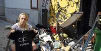 Líder do Femen, Inna Shevshenko, mostra o que restou de seus pertences após incêndio  Foto: AFP