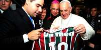 22 de julho - Ao desembarcar de helic&oacute;ptero nas Laranjeiras, papa Francisco recebeu camiseta do Fluminense com seu nome estampado &agrave;s costas  Foto: Nelson Perez/Fluminense F.C. / Divulga&ccedil;&atilde;o