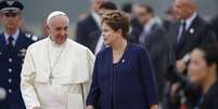 <p>O papa Francisco foi recebido pela presidente Dilma Rousseff ao desembarcar na Base Aérea do Galeão</p>  Foto: AP