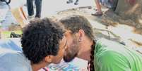 <p>Homossexuais organizam "beijaço coletivo" em protesto contra a visita do Papa</p>  Foto: Maurício Tonetto / Terra