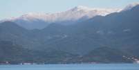 Morro do Cambirela, em Santa Catarina, ficou coberto de neve e pode ser visto da capital Florianópolis  Foto: Fabricio Escandiuzzi / Especial para Terra