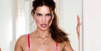 <p>Adriana Lima fotografou com pijama de seda para Victoria's Secret</p>  Foto: The Grosby Group