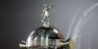 <p>Taça da Copa Libertadores exposta em BH: uma obsessão para os atleticanos</p>  Foto: Ricardo Matsukawa / Terra