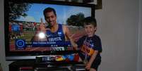 Rio Woolf, de cinco anos, comemorou vit&oacute;ria de Alan Fonteles em Lyon  Foto: Twitter / Reprodu&ccedil;&atilde;o