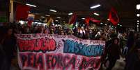 <p>Os manifestantes percorreram os dois maiores terminais de ônibus da cidade e voltaram para a prefeitura de Porto Alegre</p>  Foto: Carlos Ferrari / Futura Press