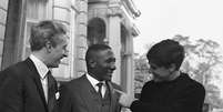 Djalma Santos (centro) conversa com Denis Law (à esq.) e Jim Baxter em frente ao hotel no qual estavam hospedados em Londres por conta da realização do amistoso comemorativo entre Seleção do Resto do Mundo e Inglaterra, em outubro de 1963  Foto: AP