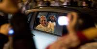 <p>Papa Francisco circulou pelas ruas do Rio de Janeiro com a janela do carro aberta</p>  Foto: Mauro Pimentel / Terra