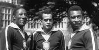 <p>Djalma Santos (à esq.) posa para foto ao lado de Zito e Pelé em 1963</p>  Foto: Getty Images 