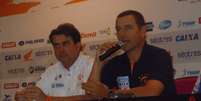 <p>Marcos Moraes, de azul, e Carlos Ronai participaram de entrevista nesta quarta</p>  Foto: Emanuel Colombari / Terra