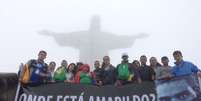 <p>ONG Rio de Paz fez protesto no Cristo Redentor com uma faixa com a pergunta: "Onde está Amarildo?"</p>  Foto: Rio de Paz / Divulgação