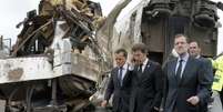 <p>O presidente do governo espanhol, Mariano Rajoy (dir.), visita o local do acidente</p>  Foto: EFE