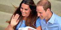 O príncipe William e a mulher, Kate, saem do hospital em Londres com o filho, George Alexander Louis, o mais novo herdeiro do trono britânico  Foto: John Stillwell / AFP