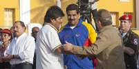 Raúl Castro recebe os amigos Evo Morales (centro) e Nicolás Maduro (esq.)  Foto: AP