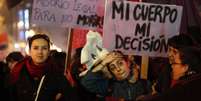 Manifestantes defendem o "aborto livre e gratuito", além de exigirem o fim da "violência exercida pelo Estado chileno", que promove o serviço maternal obrigatório  Foto: EFE