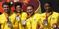 <p>Equipe brasileira festeja medalha de prata no pódio em Lyon</p>  Foto: Marcio Rodrigues/MPIX/CPB / Divulgação