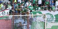 <p>Torcedores palmeirenses brigaram entre si nas arquibancadas do est&aacute;dio do interior</p>  Foto: Miguel Schincariol / Agência Lance