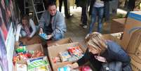 Concentra&ccedil;&atilde;o na Pra&ccedil;a Saldanha Marinho tamb&eacute;m recolheu alimentos n&atilde;o perec&iacute;veis para fam&iacute;lias de v&iacute;timas  Foto: Luiz Roese / Especial para Terra