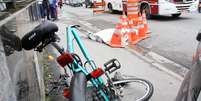 Fugindo da pol&iacute;cia, motorista acertou a bicicleta de Luiz Gonzaga Posse da Silva, 49 anos, que morreu  Foto: Luiz Claudio Barbosa / Futura Press