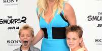 <p>Britney Spears posa com os filhos durante pré-estreia de <i>Os Smurfs 2</i></p>  Foto: AFP