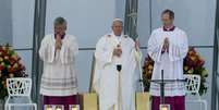 <p>O papa Francisco celebra a Missa do Envio diante de milhares de fiéis na praia de Copacabana</p>  Foto: Daniel Ramalho / Terra