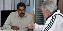 Hugo Chávez foi muito lembrado na reunião de ontem entre o presidente da Venezuela, Nicolás Maduro (esq.), e Fidel Castro, em Cuba  Foto: AFP