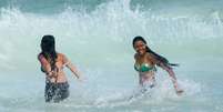 Garotas aproveitam praia no Rio de Janeiro  Foto: Mauro Pimentel / Terra