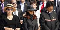 <p>Cristina Kirchner (centro) acompanha a missa do Papa ao lado da presidente Dilma e do boliviano Evo Morales</p>  Foto: Reuters