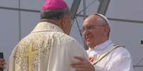 <p>Papa Francisco e dom Orani se abraçam afetuosamente após a mensagem inicial do arcebispo</p>  Foto: Terra TV / Reprodução