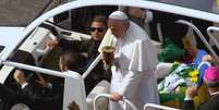 <p>Papa Francisco recebeu chimarrão de um peregrino neste domingo</p>  Foto: Terra TV / Reprodução